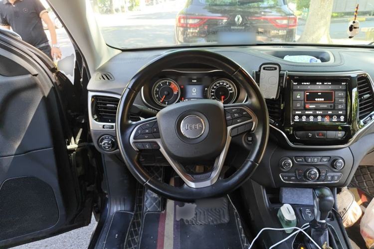 Used Jeep Cherokee 2019 2.0T Two-Wheel Drive Smart Enjoyment Version China VI Steering Wheel