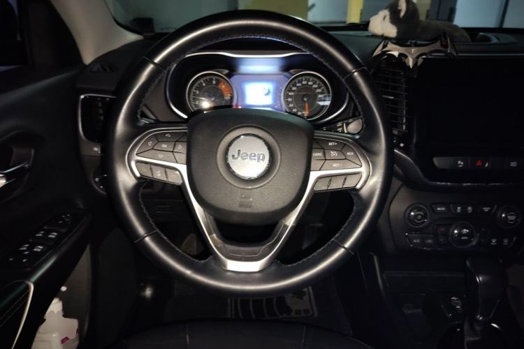 Used Jeep Cherokee 2019 2.0T Two-Wheel Drive Smart Enjoyment Version China VI Steering Wheel