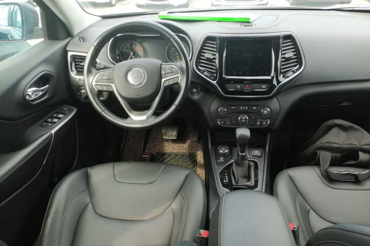 Used Jeep Cherokee 2019 2.0T Four-Wheel Drive Exclusive Edition China V Steering Wheel