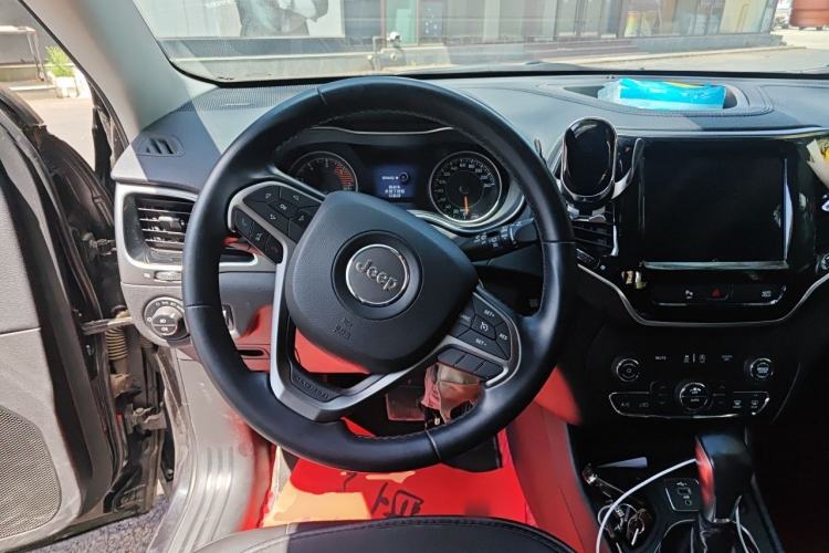 Used Jeep Cherokee 2019 2.0T Two-Wheel Drive Smart Enjoyment Version China VI Steering Wheel