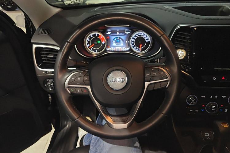 Used Jeep Cherokee 2019 2.0T Two-Wheel Drive Smart Enjoyment Version China VI Steering Wheel