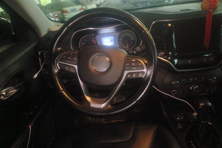 Used Jeep Cherokee 2019 2.0T Four-Wheel Drive Explorer Edition China VI Emission Standard Steering Wheel
