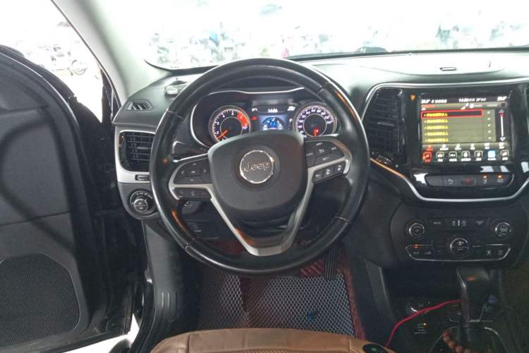 Used Jeep Cherokee 2019 2.0T Four-Wheel Drive Explorer Edition China V Steering Wheel