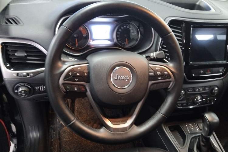 Used Jeep Cherokee 2019 2.0T Two-Wheel Drive Smart Enjoyment Version China VI Steering Wheel