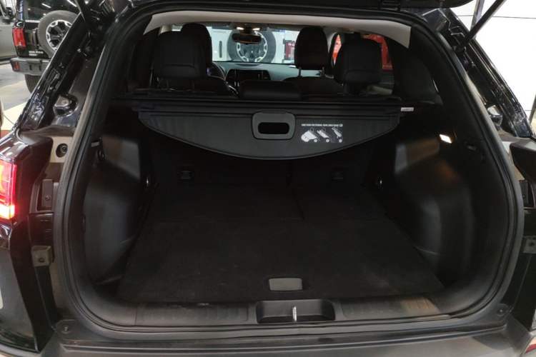 Used Jeep Cherokee 2019 2.0T Two-Wheel Drive Smart Enjoyment Version China VI Trunk