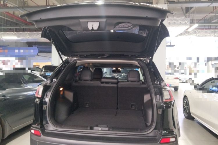 Used Jeep Cherokee 2019 2.0T Two-Wheel Drive Smart Enjoyment Version China VI Trunk