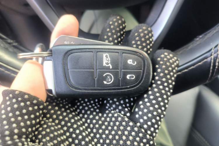 Used Jeep Cherokee 2019 2.0T Four-Wheel Drive Explorer Edition + Autonomous Driving Smart Package China VI Vehicle Key