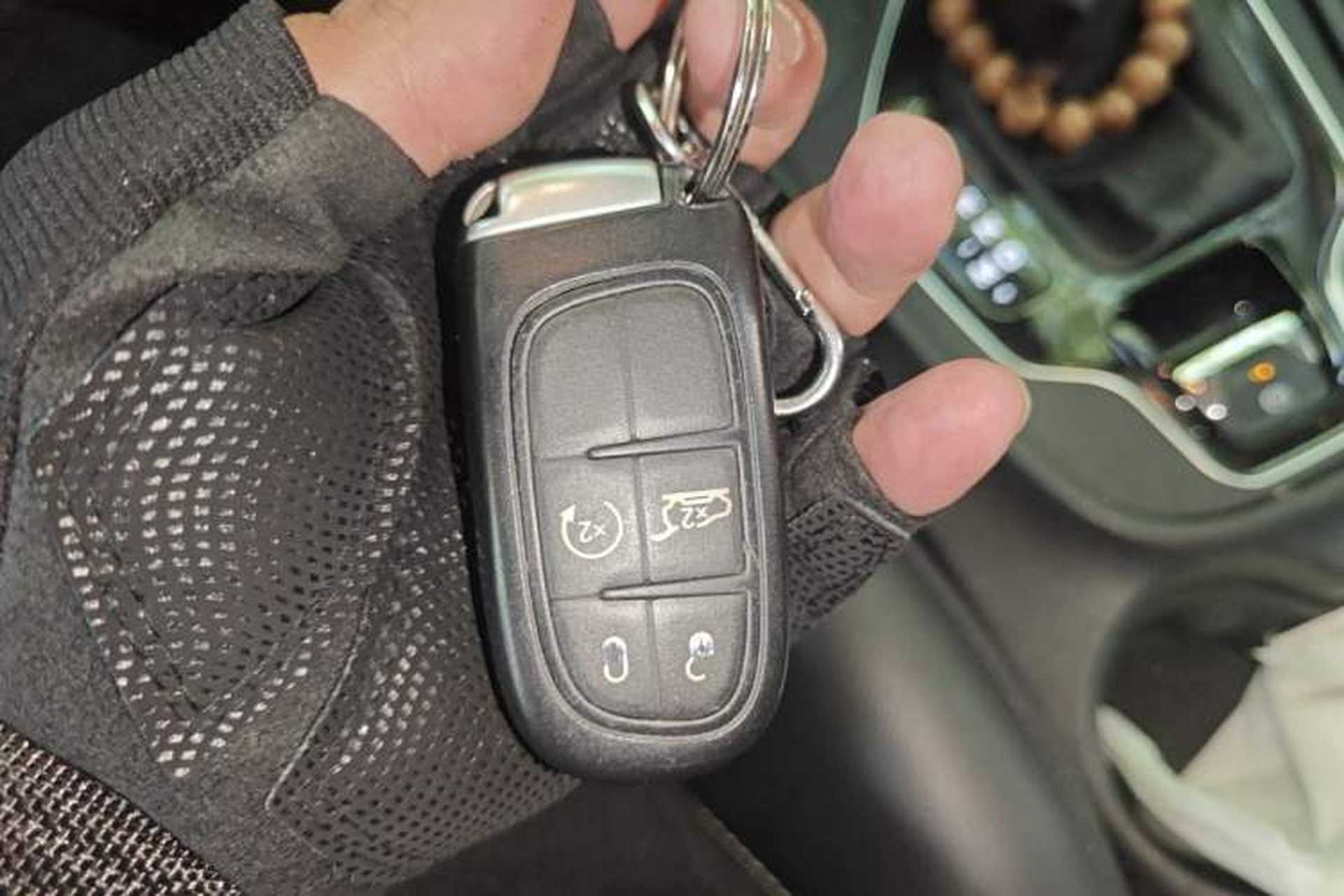 Used Jeep Cherokee 2019 2.0T Four-Wheel Drive Explorer Edition China VI Emission Standard Vehicle Key