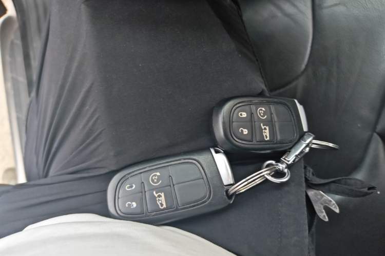 Used Jeep Cherokee 2019 2.0T Four-Wheel Drive Explorer Edition China VI Emission Standard Vehicle Key
