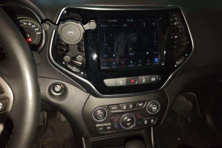 Used Jeep Cherokee 2019 2.0T Four-Wheel Drive Explorer Edition China V Audio And AC Panel