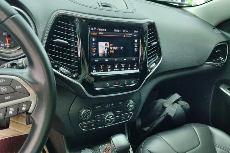 Used Jeep Cherokee 2019 2.0T Four-Wheel Drive Explorer Edition + Autonomous Driving Smart Package China VI Audio And AC Panel