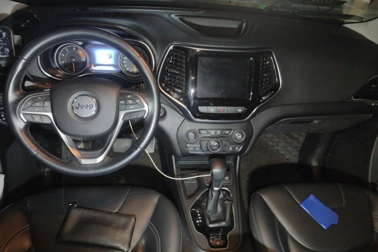 Used Jeep Cherokee 2019 2.0L 2WD Premium Edition China VI Center Console