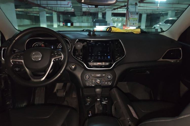 Used Jeep Cherokee 2019 2.0T Four-Wheel Drive Explorer Edition China V Center Console