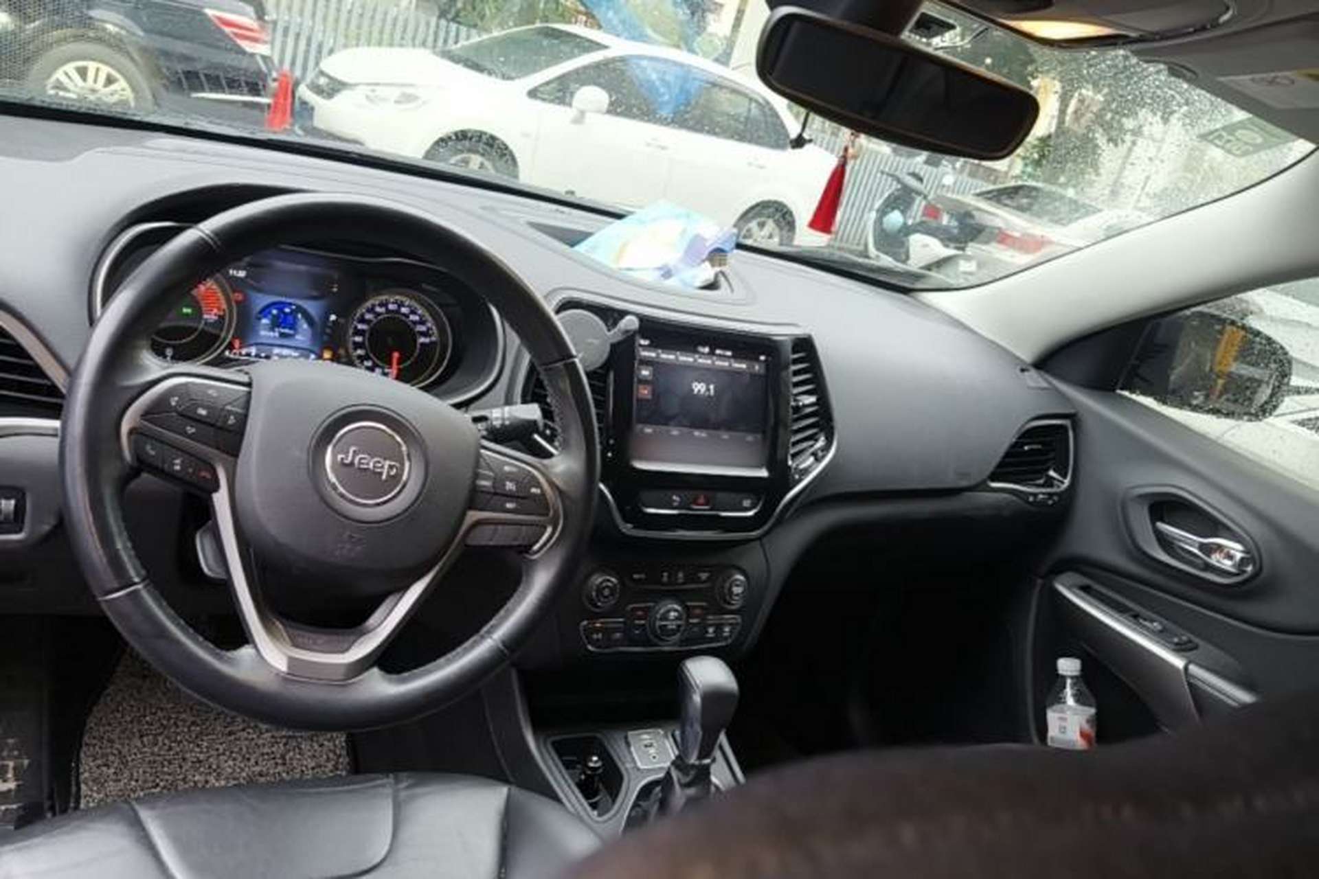 Used Jeep Cherokee 2019 2.0T Two-Wheel Drive Smart Enjoyment Version China VI Center Console