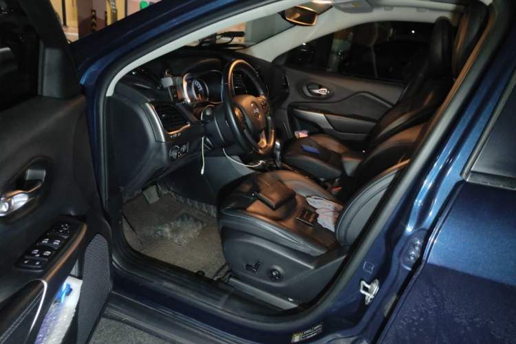 Used Jeep Cherokee 2019 2.0L 2WD Premium Edition China VI Driver Seat