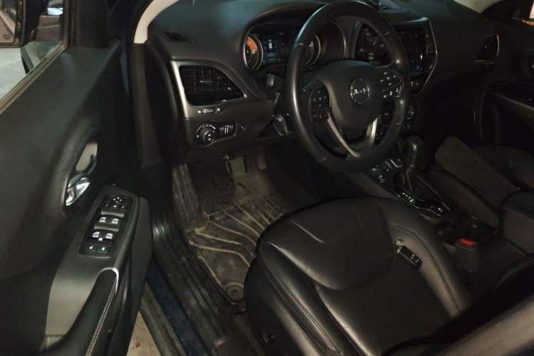 Used Jeep Cherokee 2019 2.0T Four-Wheel Drive Explorer Edition China V Driver Seat