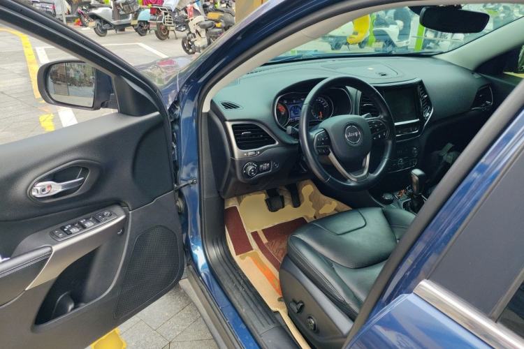 Used Jeep Cherokee 2019 2.0T Four-Wheel Drive Explorer Edition + Autonomous Driving Smart Package China VI Driver Seat