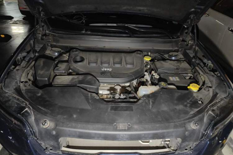 Used Jeep Cherokee 2019 2.0L 2WD Premium Edition China VI Engine Bay