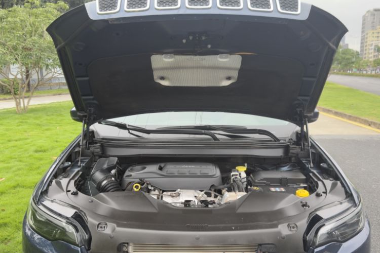Used Jeep Cherokee 2019 2.0T Two-Wheel Drive Smart Enjoyment Version China VI Engine Bay