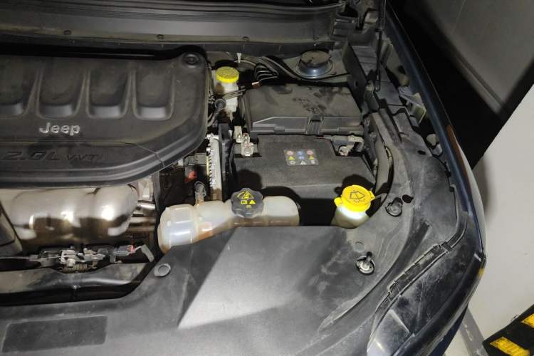 Used Jeep Cherokee 2019 2.0L 2WD Premium Edition China VI Engine Bay Left