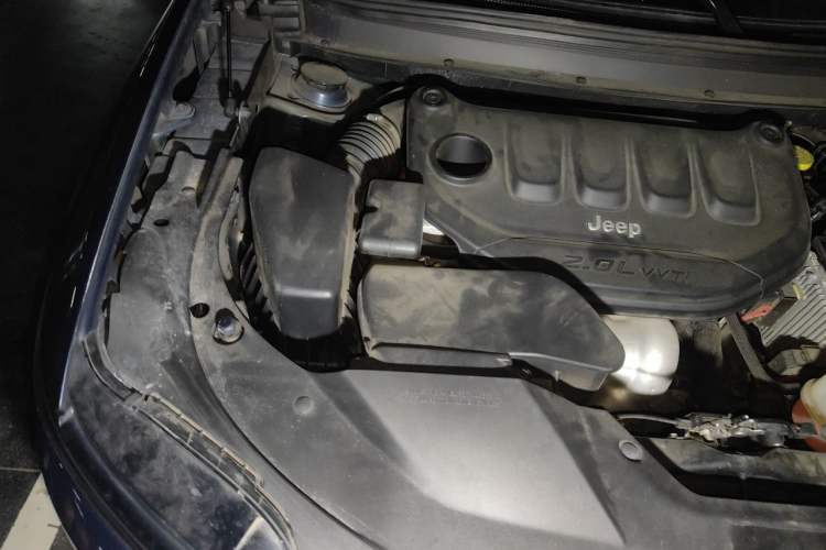 Used Jeep Cherokee 2019 2.0L 2WD Premium Edition China VI Engine Bay Right