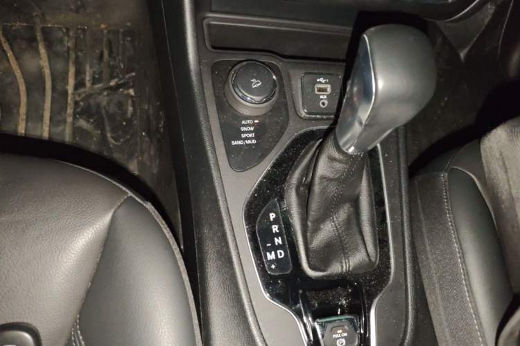 Used Jeep Cherokee 2019 2.0T Four-Wheel Drive Explorer Edition China V Gear Lever