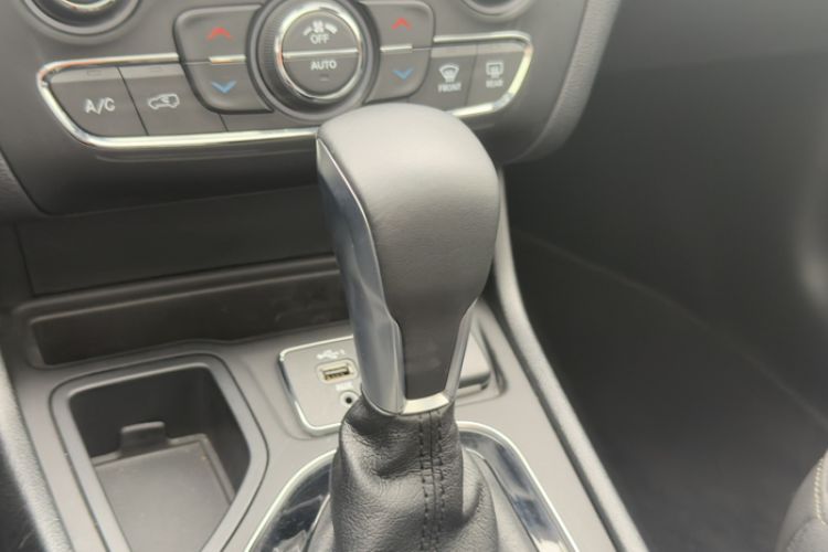 Used Jeep Cherokee 2019 2.0T Two-Wheel Drive Smart Enjoyment Version China VI Gear Lever