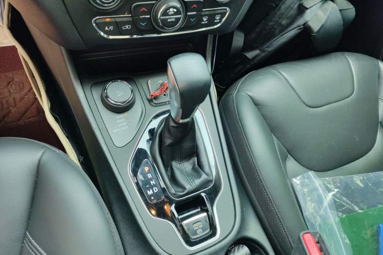 Used Jeep Cherokee 2019 2.0T Four-Wheel Drive Explorer Edition + Autonomous Driving Smart Package China VI Gear Lever