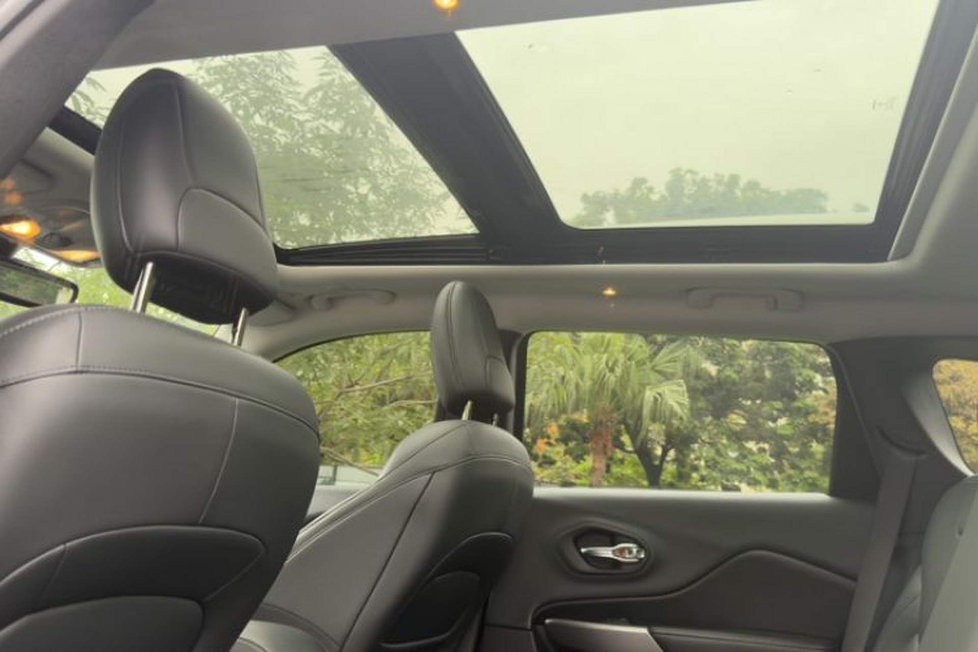Used Jeep Cherokee 2019 2.0T Two-Wheel Drive Smart Enjoyment Version China VI Headliner