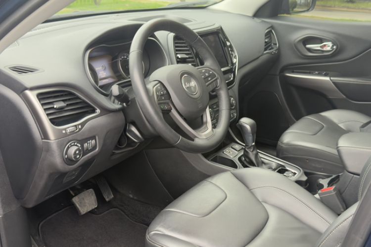 Used Jeep Cherokee 2019 2.0T Two-Wheel Drive Smart Enjoyment Version China VI Interior 1