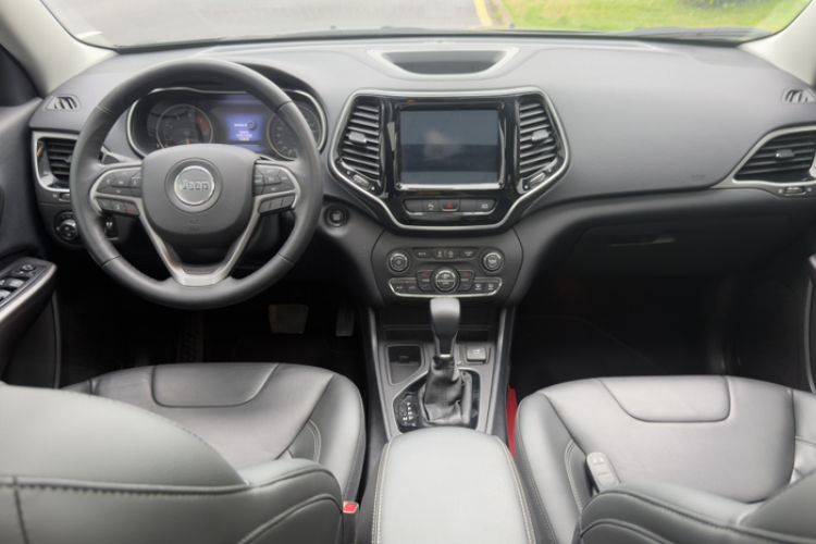 Used Jeep Cherokee 2019 2.0T Two-Wheel Drive Smart Enjoyment Version China VI Interior 2