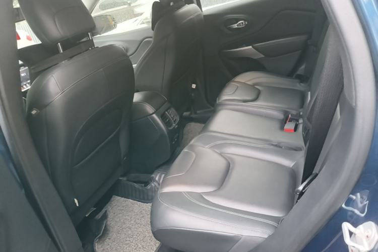Used Jeep Cherokee 2019 2.0T Two-Wheel Drive Smart Enjoyment Version China VI Left Rear Seat