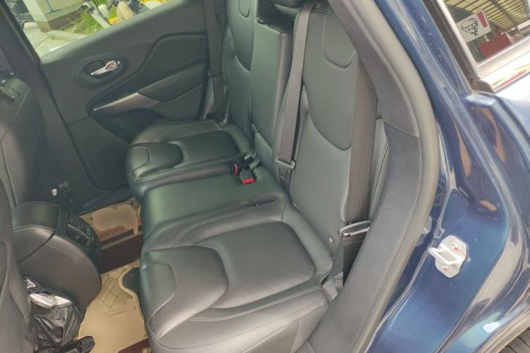 Used Jeep Cherokee 2019 2.0T Four-Wheel Drive Explorer Edition + Autonomous Driving Smart Package China VI Left Rear Seat