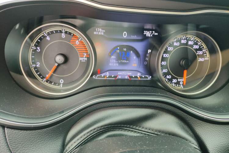 Used Jeep Cherokee 2019 2.0T Four-Wheel Drive Explorer Edition + Autonomous Driving Smart Package China VI Odometer Close Up