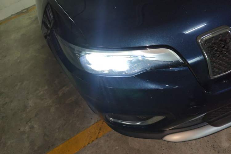Used Jeep Cherokee 2019 2.0T Four-Wheel Drive Explorer Edition China V Right Front Headlight