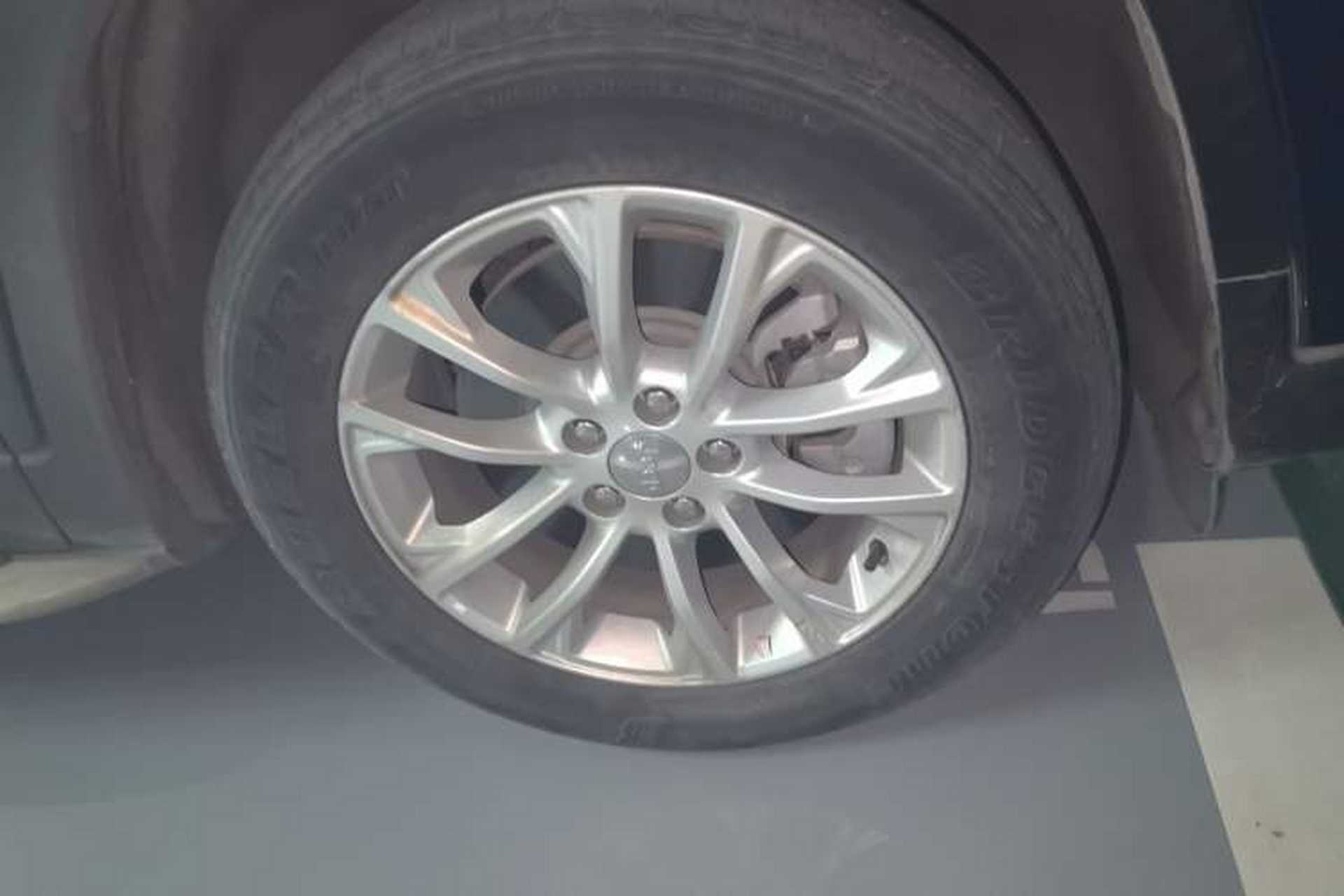 Used Jeep Cherokee 2019 2.0T Two-Wheel Drive Smart Enjoyment Version China VI Right Front Wheel Hub