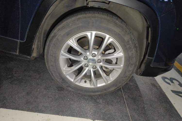 Used Jeep Cherokee 2019 2.0L 2WD Premium Edition China VI Right Front Wheel Hub