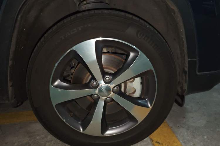 Used Jeep Cherokee 2019 2.0T Four-Wheel Drive Explorer Edition China V Right Front Wheel Hub