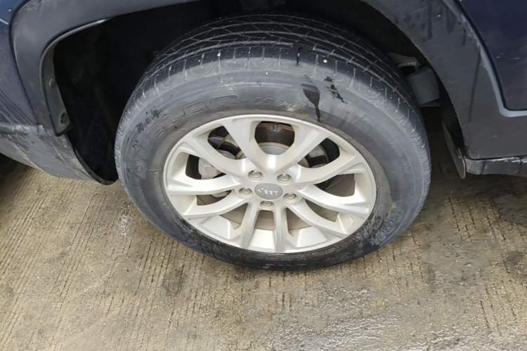 Used Jeep Cherokee 2019 2.0T Two-Wheel Drive Smart Enjoyment Version China VI Right Rear Wheel Hub