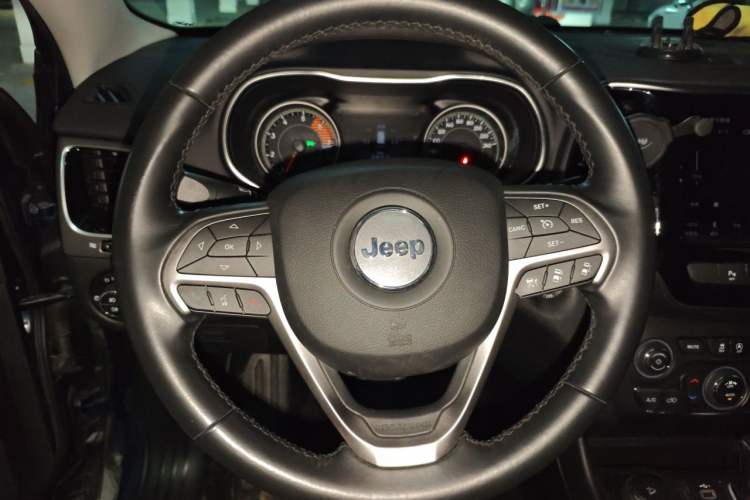 Used Jeep Cherokee 2019 2.0T Four-Wheel Drive Explorer Edition China V Steering Wheel