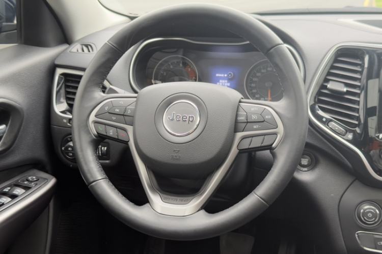 Used Jeep Cherokee 2019 2.0T Two-Wheel Drive Smart Enjoyment Version China VI Steering Wheel