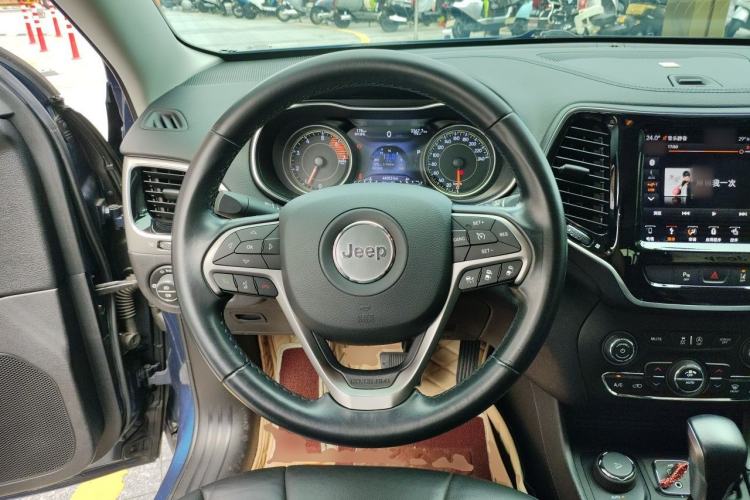 Used Jeep Cherokee 2019 2.0T Four-Wheel Drive Explorer Edition + Autonomous Driving Smart Package China VI Steering Wheel