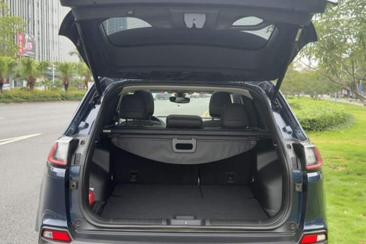 Used Jeep Cherokee 2019 2.0T Two-Wheel Drive Smart Enjoyment Version China VI Trunk