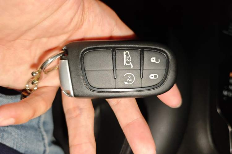 Used Jeep Cherokee 2019 2.0T Four-Wheel Drive Explorer Edition China V Vehicle Key