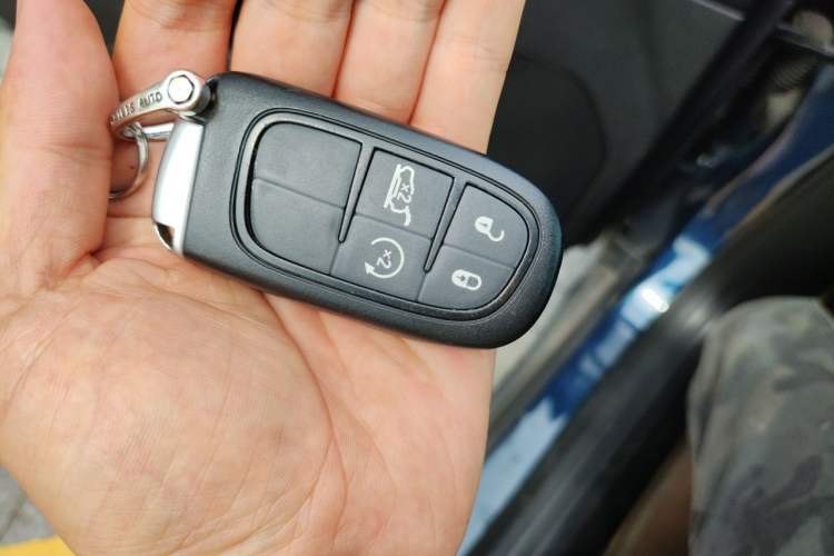 Used Jeep Cherokee 2019 2.0T Four-Wheel Drive Explorer Edition + Autonomous Driving Smart Package China VI Vehicle Key