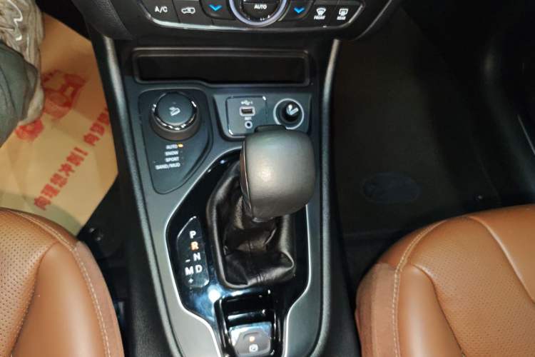 Used Jeep Cherokee 2019 2.0T Four-Wheel Drive All-Round Version China VI Gear Lever