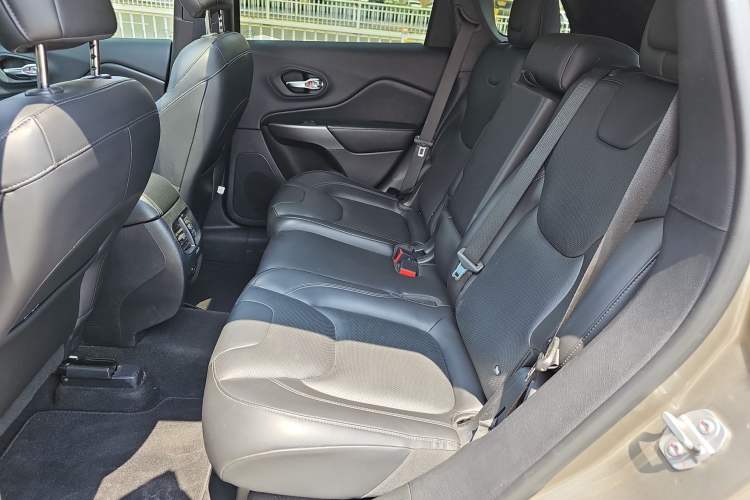 Used Jeep Cherokee 2019 2.0T Four-Wheel Drive All-Round Version China VI Interior 1