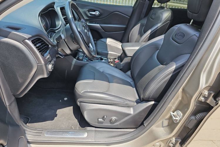 Used Jeep Cherokee 2019 2.0T Four-Wheel Drive All-Round Version China VI Interior 11