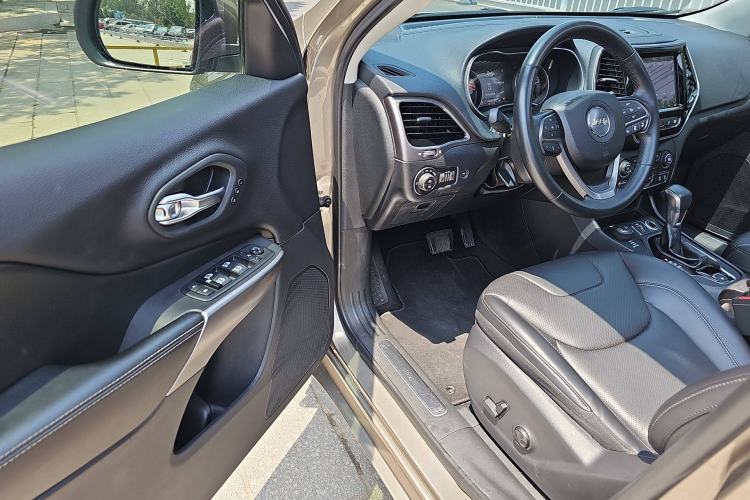 Used Jeep Cherokee 2019 2.0T Four-Wheel Drive All-Round Version China VI Interior 2