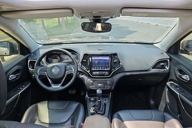 Used Jeep Cherokee 2019 2.0T Four-Wheel Drive All-Round Version China VI Interior 3